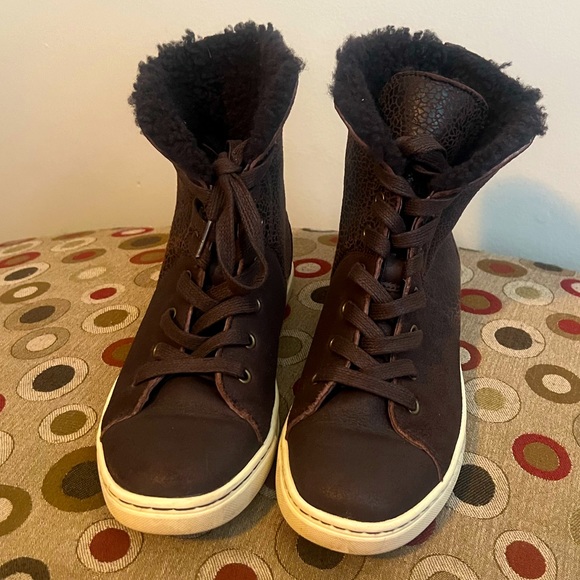 UGG CROFT CHOCOLATE SNEAKERS- size 7 - Picture 1 of 6